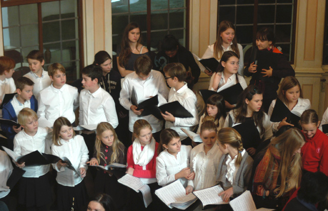 Kinderchor beim Einsingen vor dem Konzert